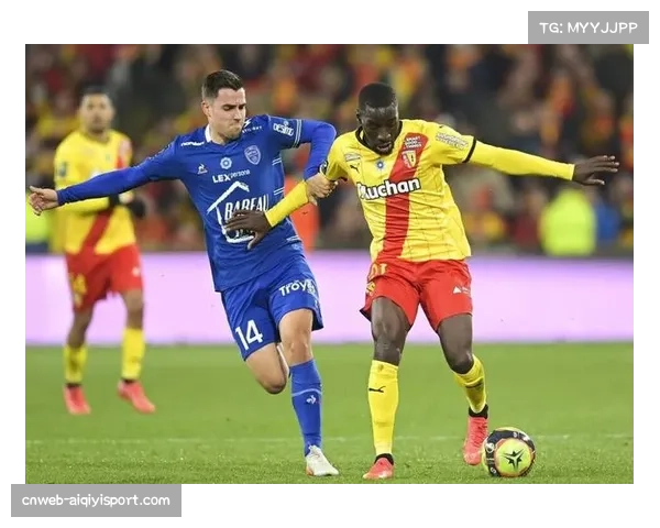 特写：朗斯主场技术团队为保障欧冠灯光秀进行的72小时系统调试